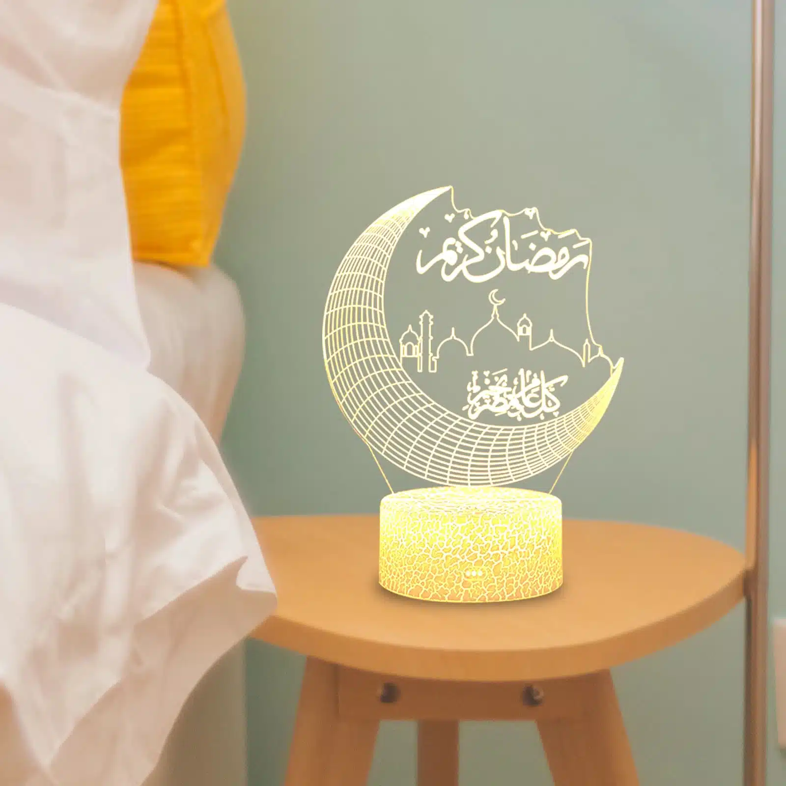 Veilleuse coranique 3D télécommandée croissant de lune. Bonne qualité et à la mode sur une table dans à coté d'un lit dans une maison.