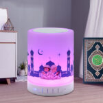Veilleuse coranique lune avec Bluetooth. Bonne qualité et à la mode sur un table dans une maison.