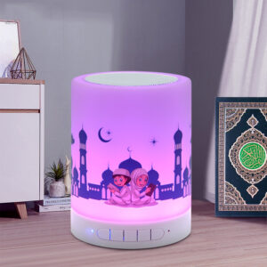 Veilleuse coranique lune avec Bluetooth. Bonne qualité et à la mode sur un table dans une maison.
