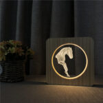 Veilleuse de chevet design en bois forme de cheval. Bonne qualité, très original,