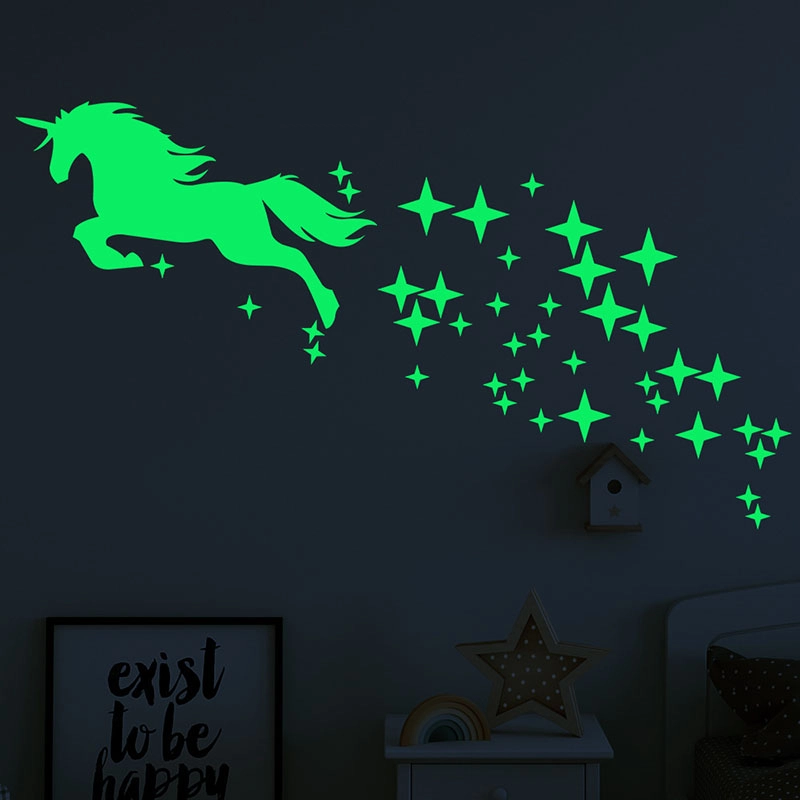 Veilleuse fluorescente autocollantes étoiles et licorne pour enfant. Bonne qualité, et à la mode accroché sur un mur dans une maison