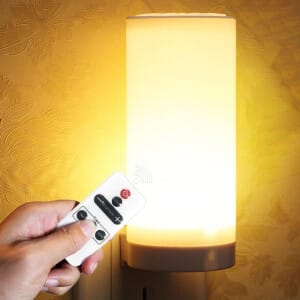 Veilleuse LED à luminosité réglable avec télécommande. Bonne qualité et à la mode branchée sur une prise dans une maison