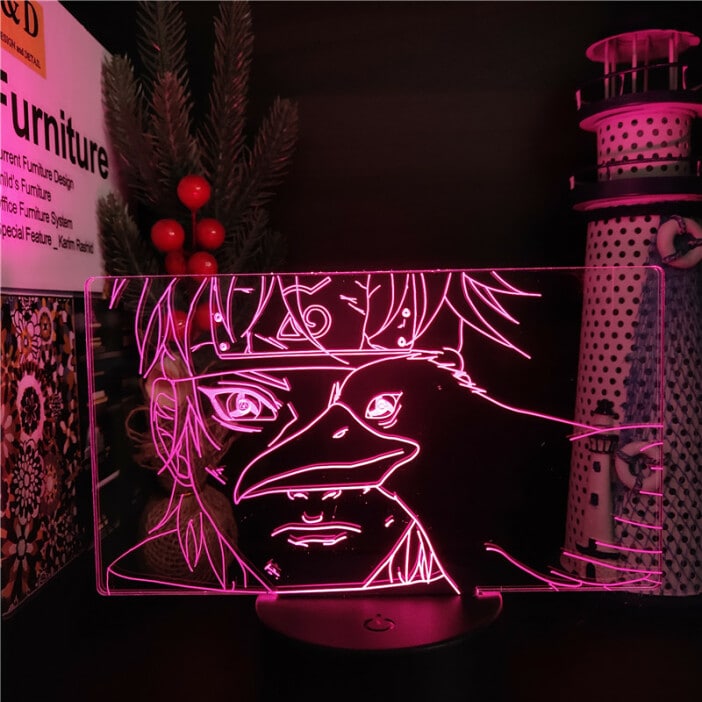 Veilleuse LED Naruto Uchiha Shisui. Bonne qualité et à la mode sur une table à coté d'une cadre photos dans une maison.