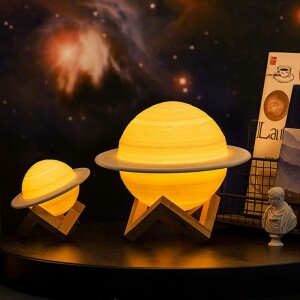 Veilleuse LED planète Saturne. Bonne qualité et à al mode sur une table dans une maison