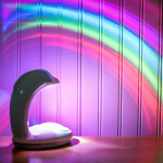 Veilleuse projecteur de baleine arc-en-ciel coloré. Bonne qualité et à la mode sur une table dans une maison