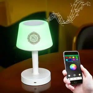 Veilleuse coranique en forme de lampe avec haut parleur Bluetooth. Bonne qualité et très à la mode sur une table dans une maison avec une télécommande