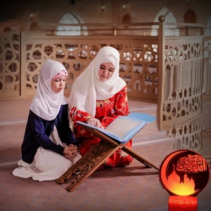 Veilleuse coranique en forme de lune et . Bonne qualité et à la mode sur une table dans une maison.
