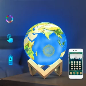 Veilleuse coranique portable en forme de terre avec Bluetooth. Bonne qualité et à la mode sur une table avec une télécommande une maison