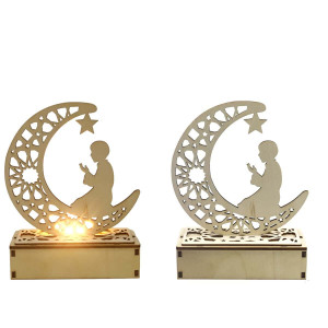 Deux veilleuses coranique lidentiques l'un à côté de l'autre, celle de gauche est allumée comme s'il s'agissait d'une bougie, et l'autre est éteinte, elles sont présentées sur fond blanc