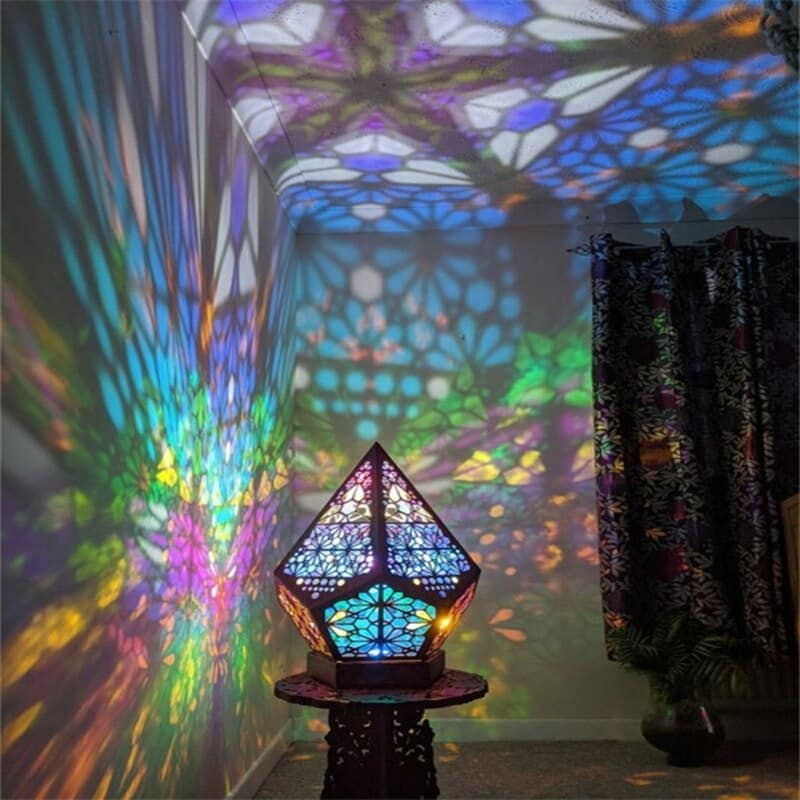 Veilleuse projection led colorée en forme conique géométrique qui reflète une multitude de couleur sur les murs d'un salon