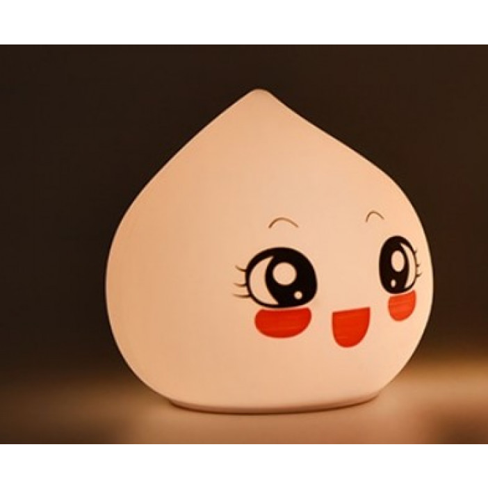 Petite veilleuse allumée, en forme de goutte avec une expression de visage timide