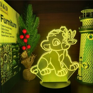 Veilleuse LED tactile en acrylique à l'effigie du roi Lion Simba. Bonne qualité et à la mode sur une table dans une maison.
