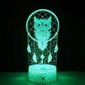 Veilleuse en forme de chouette posée dans un attrape rêve de couleur vert