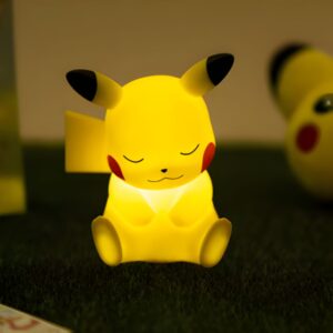 Veilleuse Pokemon Pikachu Kawaii allumée et posée sur un tapis noir