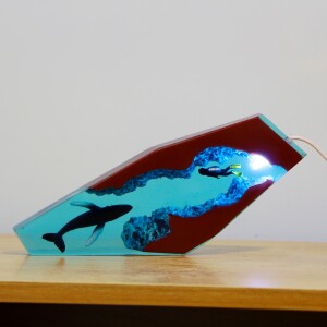 Lampe baleine en résine époxy. Bonne qualité et à la mode sur une table dans une maison