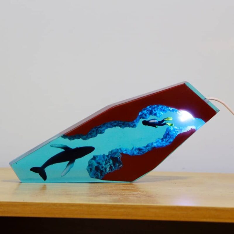 Lampe baleine en résine époxy. Bonne qualité et à la mode sur une table dans une maison
