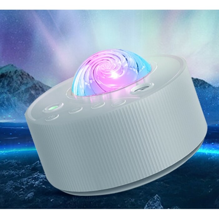 Un projecteur blanc cylindrique qui projette des paysages étoilés. En fond un paysage montagneux nocturne.