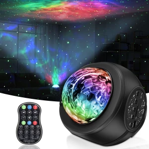 Une veilleuse projection ciel étoilé ronde avec un socle noir qui projette des étoiles sur le plafond. Une télécommande noire avec les boutons colorés sur fond blanc.