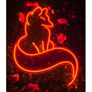 Une veilleuse néon en forme de renard posé au sol.