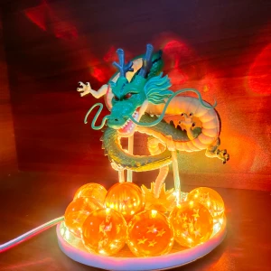 lampe Led avec le dragon de dragon ball Z et des boules lumineuses LED oranges, présenté dans le noir