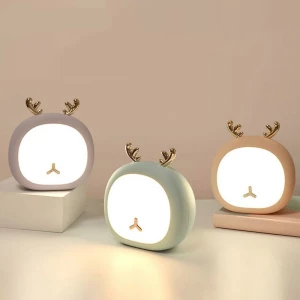 Trois Lampe LED en forme de petit cerfs ronds abstrait , un violet, vert et le dernier rose