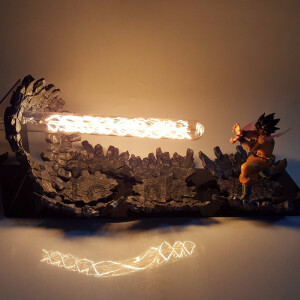 lampe LED d'une figurine Dragon Ball Z qui lance une boule de feu, présentée dans la pénombre