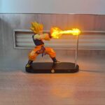 lampe LED d'une figurine Dragon Ball Z qui lance une boule de feu, présentée dans la pénombre