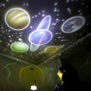 projection sur un plafond d'un motif représentant l'univers et les planètes, grâce à un projecteur LED