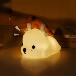 Lampe LED en forme de bébé cerf en Silicone souple caressé par une main dans l'obscurité