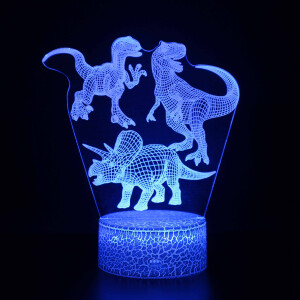lampe LED veilleuse bleue présentant un visuel de 3 dinosaures, un en bas, et deux au-dessus, sur fond noir