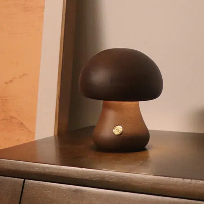 sur un chevet, une lampe marron en forme de champignon