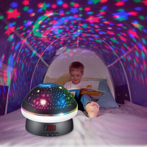 enfant se trouvant dans sa chambre en train de lire installé sur son lit, et éclairé par une veilleuse en forme de champignon projettant un ciel étoilé et coloré