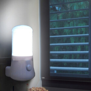Veilleuse prise à LED blanc froid, devant une fenêtre