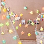 Guirlande lumineuse enfant à motifs d'étoiles, dans une chambre d'enfant à mur beige