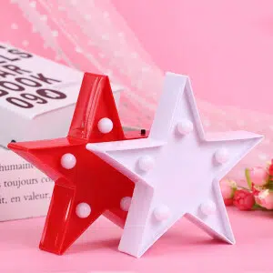 Veilleuse étoile LED rouge ou blanche , présenté dans les deux couleurs sur fond rose