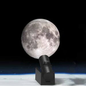 Veilleuse lune projecteur présenté en train de projeter l'image de la lune sur un fond noir