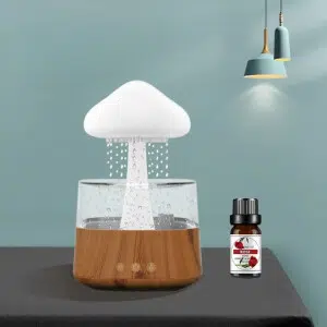 Veilleuse en forme de champignon blanche et en bois, posée sur une table avec un mur bleu en fond. Il y a un flacon d'huile essentielle posé à côté et un lustre.