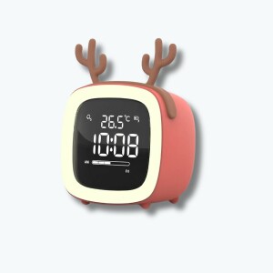 Veilleuse carrée en forme de cube faisant réveil. L'extérieur est rose. Le cadrant est noir avec l'heure et la température. Le contour est une bande LED allumée. des bois de cerf sur le dessus. Sur fond bleu ciel.
