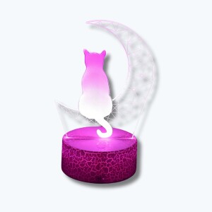 Veilleuse avec support rond sur lequel se trouve une demi-lune et la silhouette d'un chat assis dessus. De couleur transparente et violette sur fond bleu ciel.