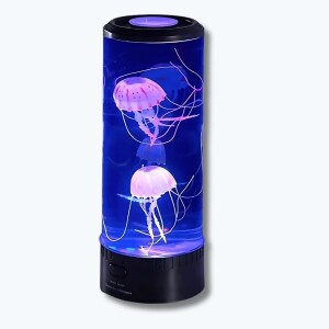 Lampe aquarium LED avec méduses en forme de tube avec deux méduses à l'intérieur en suspension dans le liquide éclairé de bleu. Le socle est noir. Sur fond bleu clair.