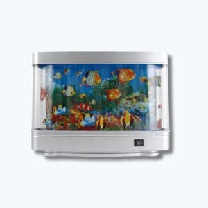 Veilleuse aquarium avec poissons tropicaux de forme rectangulaire avec le socle gris sur la partie du dessus et du dessous de l'aquarium. Sur la partie basse à droite, un interrupteur noir. Le tout sur un fond bleu ciel.