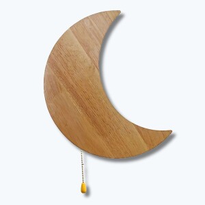 Veilleuse en forme de croissant de lune en bois avec chaînette dorée. Sur fond bleu ciel.