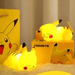 Deux veilleuses Pikachu où il est allongé et dort.