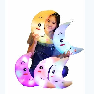 on voit sur un fond clair une femme avec plusieurs veilleuses peluche en forme de croissant de lune, chaque peluche a une couleur différente