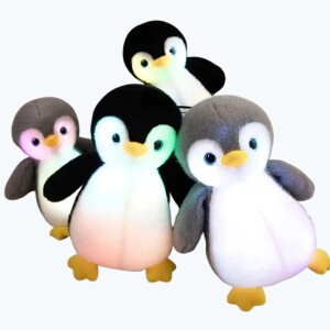on voit sur un fond clair quatre peluches veilleuses de pingouin noir ou gris
