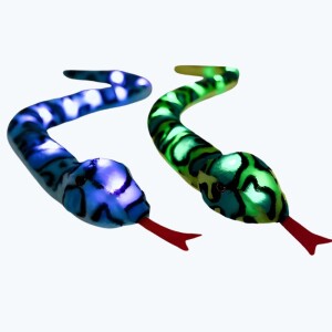 on voit sur un fond clair deux veilleuses peluches de serpent : un est vert l'autre est bleu