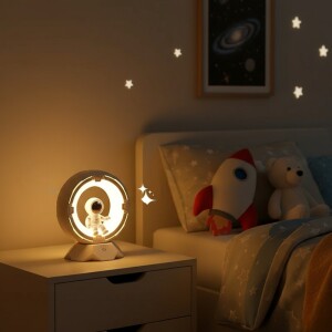 Veilleuse astronaute tactile de couleur blanche à intensité réglable de forme circulaire sur une table de chevet dans une chambre d'enfant.