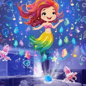 Veilleuse projecteur enfant en forme de couronne dorée, projetant une galaxie d’étoiles et de méduses colorées sur les murs et le plafond d’une chambre bleue.